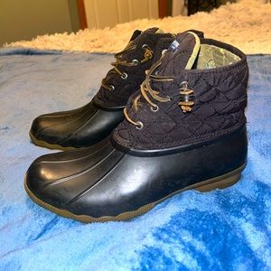 Black Women’s 9.5 Sperry boots. Barely worn, in great condition.